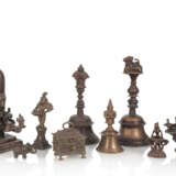 Neun Objekte aus Bronze, u.a. drei Glocken, Deckeldose, zwei Öllampen und Lingam - photo 1