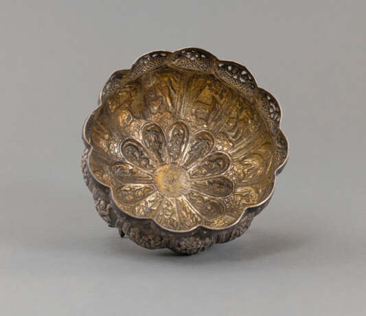 Feine gefußte Silberschale in Blütenform mit figuralem Dekor in Répousse-Technik - photo 3