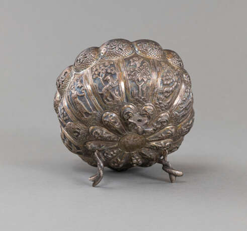 Feine gefußte Silberschale in Blütenform mit figuralem Dekor in Répousse-Technik - фото 4