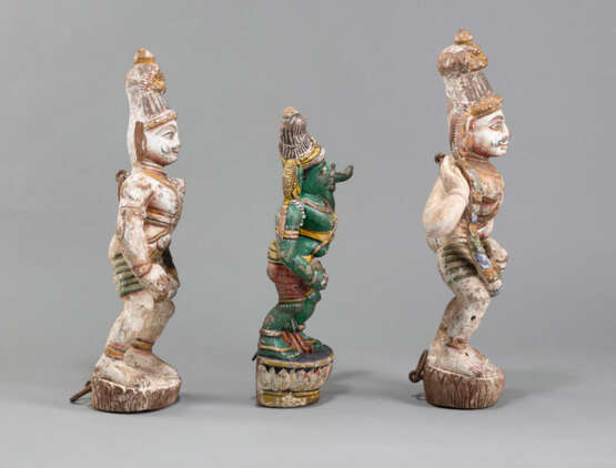 Drei Skulpturen aus Holz mit polychromer Fassung - photo 2