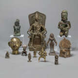 Gruppe von elf Bronzefiguren - photo 1