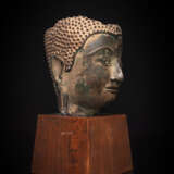 Kopf des Buddha Shakyamuni aus Bronze - photo 1