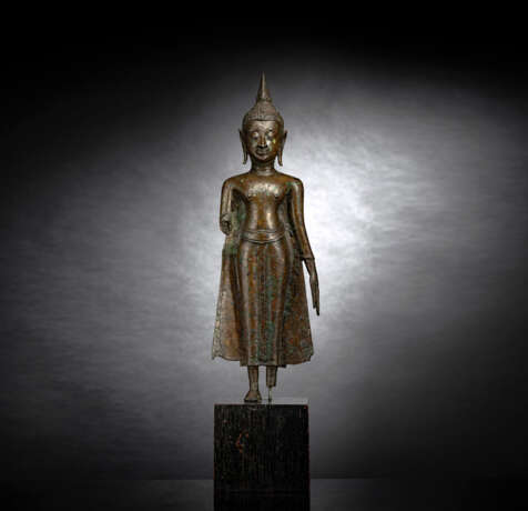 Stehender Buddha Shakyamuni aus Bronze auf einem Holzstand - photo 1