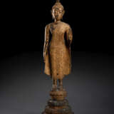 Auf einem Thron stehender Buddha Shakyamuni aus Bronze mit Lackauflage und Vergoldung - photo 1