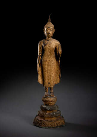 Auf einem Thron stehender Buddha Shakyamuni aus Bronze mit Lackauflage und Vergoldung - photo 1