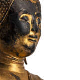 Bronze des Buddha Shakyamuni mit roter- und goldfarbener Lackfassung - photo 3