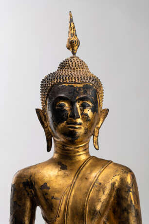 Bronze des Buddha Shakyamuni mit roter- und goldfarbener Lackfassung - photo 4