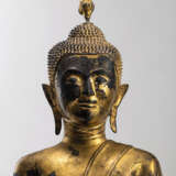 Bronze des Buddha Shakyamuni mit roter- und goldfarbener Lackfassung - photo 4