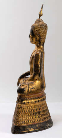 Bronze des Buddha Shakyamuni mit roter- und goldfarbener Lackfassung - photo 5