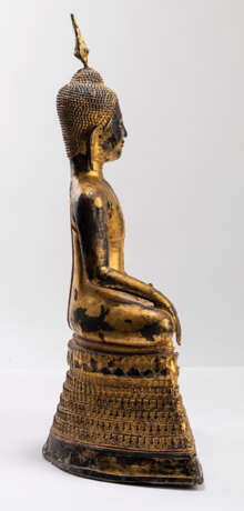 Bronze des Buddha Shakyamuni mit roter- und goldfarbener Lackfassung - photo 7