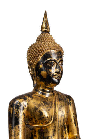 Bronze des Buddha Shakyamuni mit goldfarbener und roter Lackfassung - фото 2