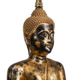 Bronze des Buddha Shakyamuni mit goldfarbener und roter Lackfassung - фото 2