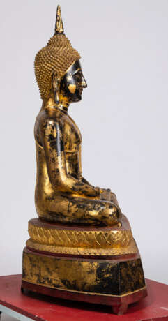 Bronze des Buddha Shakyamuni mit goldfarbener und roter Lackfassung - фото 3