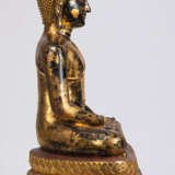 Bronze des Buddha Shakyamuni mit goldfarbener und roter Lackfassung - фото 3