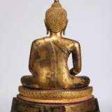 Bronze des Buddha Shakyamuni mit goldfarbener und roter Lackfassung - фото 4