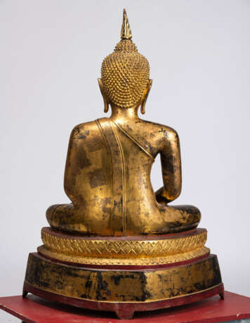 Bronze des Buddha Shakyamuni mit goldfarbener und roter Lackfassung - фото 4