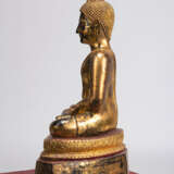 Bronze des Buddha Shakyamuni mit goldfarbener und roter Lackfassung - фото 5