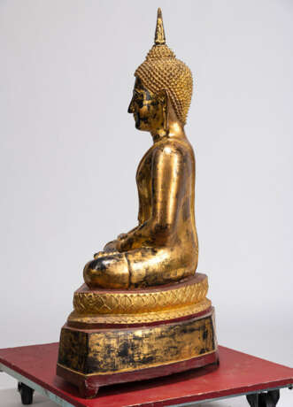 Bronze des Buddha Shakyamuni mit goldfarbener und roter Lackfassung - фото 5