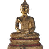 Bronze des Buddha Shakyamuni mit roter und goldfarbener Lackfassung - фото 1