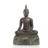 Bronze des Buddha Shakyamuni auf Sockel mit umlaufenden Elefantendekor im Durchbruch gearbeitet - Foto 1