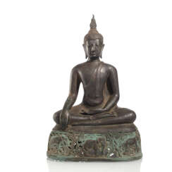 Bronze des Buddha Shakyamuni auf Sockel mit umlaufenden Elefantendekor im Durchbruch gearbeitet