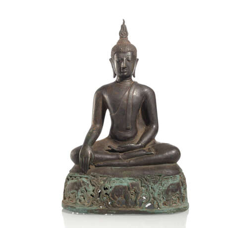 Bronze des Buddha Shakyamuni auf Sockel mit umlaufenden Elefantendekor im Durchbruch gearbeitet - Foto 1