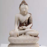 Figur des Buddha Shakyamuni und Adorant aus Alabaster teils mit rotbrauner und goldfarbener Lackfassung - photo 2