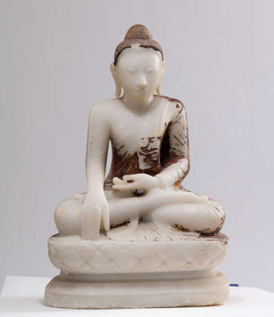 Figur des Buddha Shakyamuni und Adorant aus Alabaster teils mit rotbrauner und goldfarbener Lackfassung - photo 2