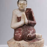 Figur des Buddha Shakyamuni und Adorant aus Alabaster teils mit rotbrauner und goldfarbener Lackfassung - photo 3