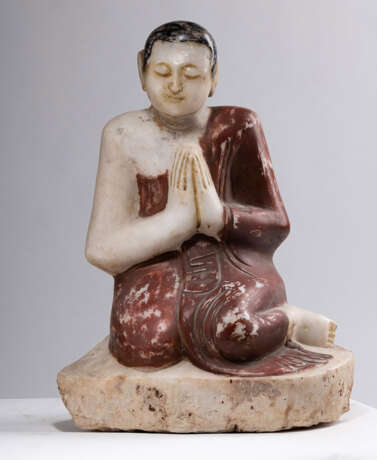 Figur des Buddha Shakyamuni und Adorant aus Alabaster teils mit rotbrauner und goldfarbener Lackfassung - photo 3