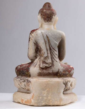 Figur des Buddha Shakyamuni und Adorant aus Alabaster teils mit rotbrauner und goldfarbener Lackfassung - photo 5