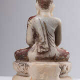 Figur des Buddha Shakyamuni und Adorant aus Alabaster teils mit rotbrauner und goldfarbener Lackfassung - photo 5