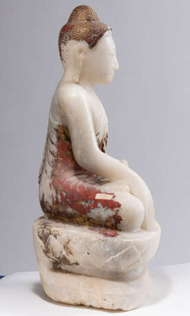 Figur des Buddha Shakyamuni und Adorant aus Alabaster teils mit rotbrauner und goldfarbener Lackfassung - photo 6