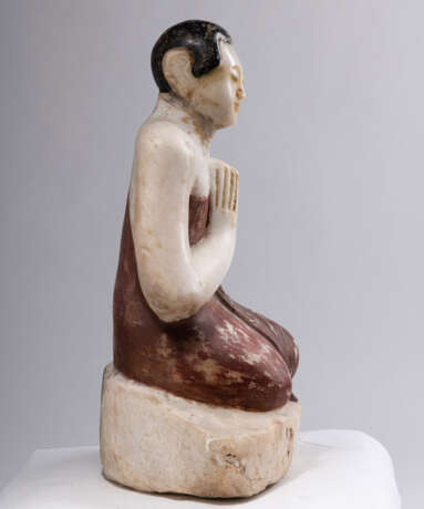 Figur des Buddha Shakyamuni und Adorant aus Alabaster teils mit rotbrauner und goldfarbener Lackfassung - photo 7