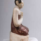 Figur des Buddha Shakyamuni und Adorant aus Alabaster teils mit rotbrauner und goldfarbener Lackfassung - photo 7