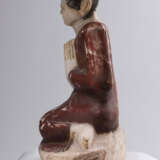 Figur des Buddha Shakyamuni und Adorant aus Alabaster teils mit rotbrauner und goldfarbener Lackfassung - photo 9