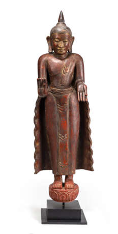 Große Skulptur des stehenden Buddha Shakyamuni aus Holz mit roter Lackfassung - photo 1