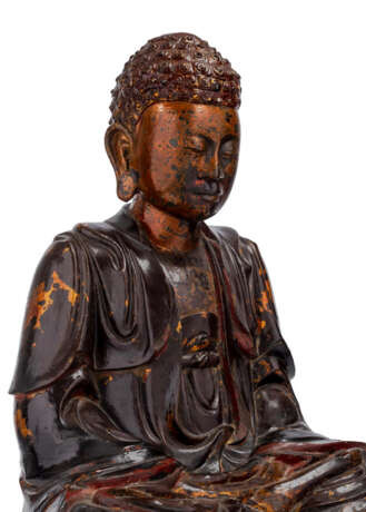 Skulptur des Buddha Shakyamuni aus Holz mit goldfarbener und roter Lackfassung - photo 2