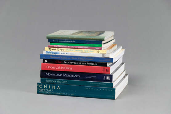 Div. Ausstellungskataloge und Bände Chinesischer Kunst und Textilien, u.a. Annette L. Juliano, Sherman Lee - Foto 1