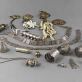 Gruppe von 22 Schmuckteilen aus u.a. Silber: Gürtel, Armspangen, Amulette und Medaillon-Ketten - фото 2