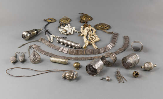 Gruppe von 22 Schmuckteilen aus u.a. Silber: Gürtel, Armspangen, Amulette und Medaillon-Ketten - photo 2