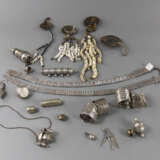 Gruppe von 22 Schmuckteilen aus u.a. Silber: Gürtel, Armspangen, Amulette und Medaillon-Ketten - Foto 3