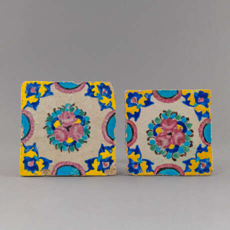 Zwei Keramikkacheln mit Blumendekor - photo 1