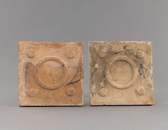 Zwei polychrom bemalte Keramikkacheln - Foto 2