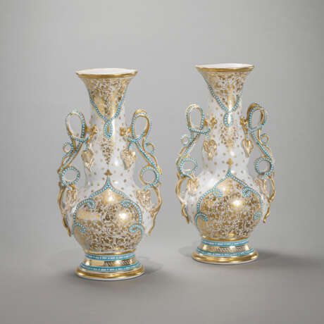 Paar Porzellanvasen mit geschwungenen Handhaben in Form von Weinlaub - Foto 1