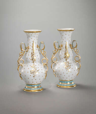 Paar Porzellanvasen mit geschwungenen Handhaben in Form von Weinlaub - photo 2