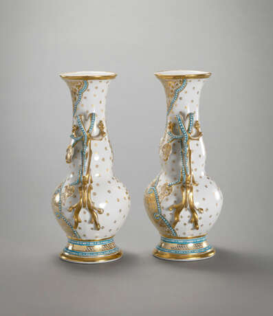 Paar Porzellanvasen mit geschwungenen Handhaben in Form von Weinlaub - photo 3