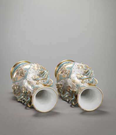 Paar Porzellanvasen mit geschwungenen Handhaben in Form von Weinlaub - Foto 4