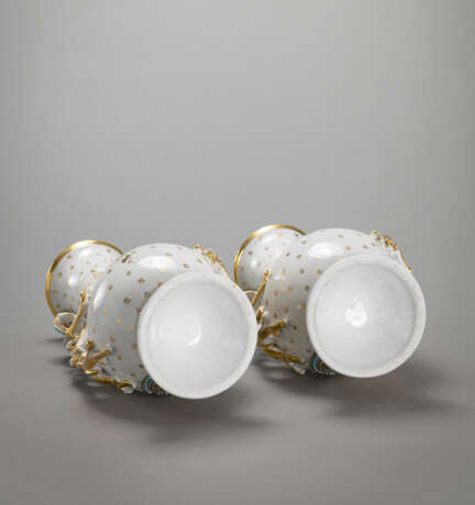 Paar Porzellanvasen mit geschwungenen Handhaben in Form von Weinlaub - фото 5