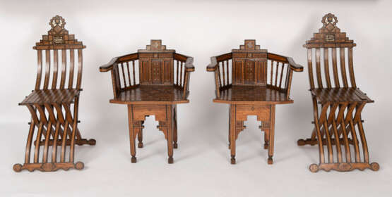Feines Marketerie-Ameublement mit vier Stühlen und einem Tisch - фото 10